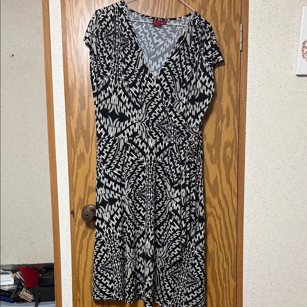 212 Collection Black and White Abstract Midi Dress